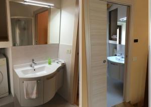 un baño con lavabo y espejo en Casa Rosa holiday, en Fonteno 59 fotos más