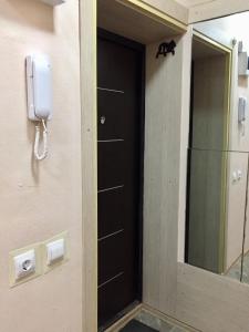 ノヴォシビルスクにあるApartments home hotelの鏡の横の壁掛け電話