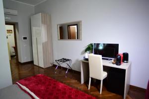 Televízia a/alebo spoločenská miestnosť v ubytovaní Royal Termini