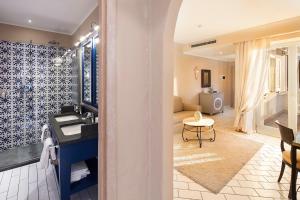 Koupelna v ubytování Therasia Resort Sea and SPA - The Leading Hotels of the World