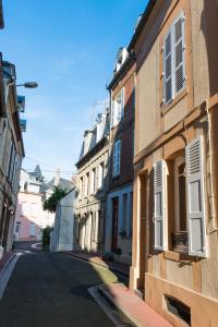 een lege straat in een stad met gebouwen bij Villa Panama in Trouville-sur-Mer
