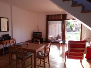 sala de estar con mesa de madera y sillas en Apartamentos Los Medanos, en Valle Gran Rey