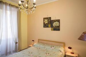 um quarto com uma cama e duas fotografias na parede em Giubiliana em Roma