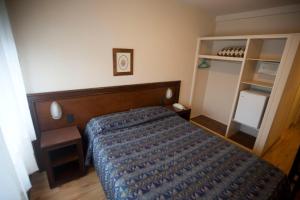 1 dormitorio con 1 cama con edredón azul en Hotel Eldorado, en Salto