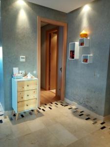 een kamer met een dressoir en een blauwe muur bij prestigia in Marrakesh
