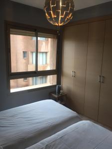 sypialnia z dużym łóżkiem i oknem w obiekcie prestigia w Marakeszu