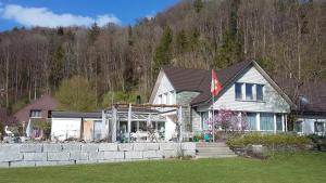 ein Haus mit einer Flagge davor in der Unterkunft Bed & Breakfast Casa Almeida in Turbenthal