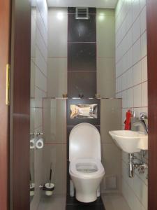 un piccolo bagno con servizi igienici e lavandino di Konrado a Dziwnów