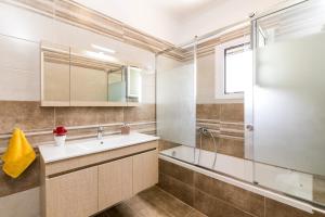 A bathroom at Villa Johnnie