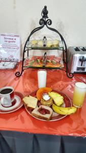 un plato de comida en una mesa con un plátano y pan en Posada Papa Chepe, en La Esperanza