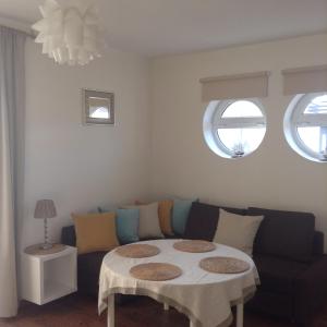 sala de estar con sofá y mesa en Apartament KORAB Władysławowo-Cetniewo en Władysławowo