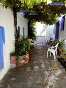 a patio with chairs and plants in a building at Las Parras in Rute