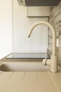 - un évier de cuisine avec un robinet sur un comptoir dans l'établissement Casina Miriano, à Castiglione del Lago