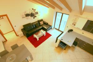 an overhead view of a living room with a green couch at Il Castello in Pergine Valsugana