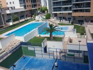 Výhled na bazén z ubytování Apartamentos Tamarindo Cala de Finestrat nebo okolí