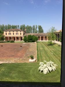 A garden outside Corte degli Angeli Agriturismo
