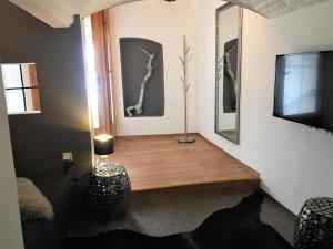 Zimmer mit einem TV und einem Tisch mit einer Lampe in der Unterkunft Apartments Mauritiushof Weingut FJ Gritsch in Spitz