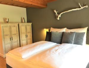 ein Schlafzimmer mit einem großen Bett und Holzschränken in der Unterkunft Apartments Mauritiushof Weingut FJ Gritsch in Spitz