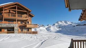 een blokhut op de top van een met sneeuw bedekte berg bij Appartement La Plagne Soleil in La Plagne