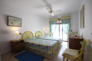 a bedroom with a bed and a window at Villa Los Gigantes View in Acantilado de los Gigantes