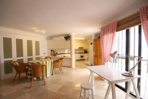 a kitchen and living room with a table and chairs at Villa Los Gigantes View in Acantilado de los Gigantes