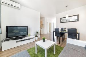 Телевизор и/или развлекательный центр в Apartments Tonka Centar