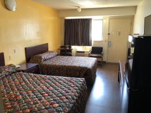Кровать или кровати в номере Lone Star Inn