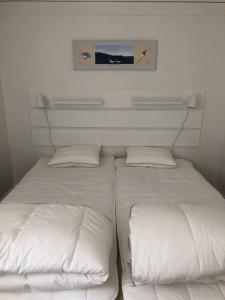 A bed or beds in a room at Hällestrand Cottage -Sillen