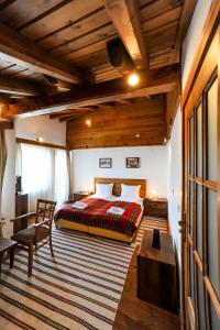 Säng eller sängar i ett rum på Family Hotel Dzhangal