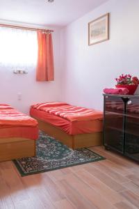 een kamer met 2 aparte bedden en een raam bij Alton garni hotel in České Budějovice