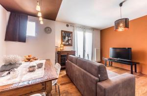 Una sala de estar con un sofá y un televisor. en Novalesi Apartment, en Noale