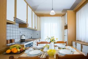 una cocina con una mesa con fruta. en Sea Daffodil apartments, en Kissamos