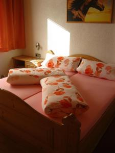 Tempat tidur dalam kamar di Ferienwohnungen Steidl