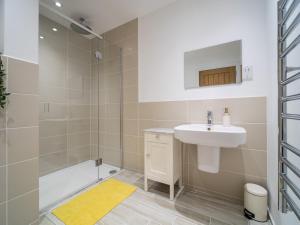 a bathroom with a sink and a shower at Taymore Lodge in Kenmore