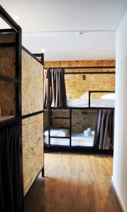 Katil dua tingkat atau katil-katil dua tingkat dalam bilik di Hostel Vasco Da Gama