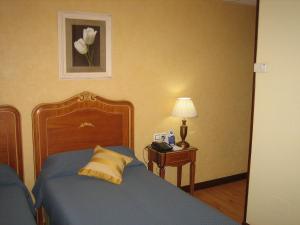 Łóżko lub łóżka w pokoju w obiekcie Hotel Santiago
