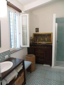 bagno con lavandino e specchio di Ancient estate "Il Trignano" a Vietri