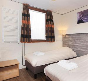 Postel nebo postele na pokoji v ubytování Hotel Cafe Restaurant Duinzicht