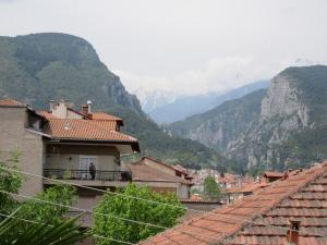 Una vista de una ciudad con montañas al fondo. en Toula Apartment, en Litóchoron