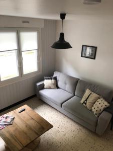 un salon avec un canapé et une table basse dans l'établissement Villa Coquelicot Industriel, au Tréport