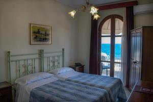 En eller flere senge i et værelse på Hotel Porto Azzurro