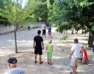 a group of people playing a game of frisbee at Les mobil-homes du Moulinage in Montréal