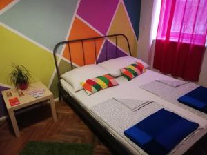 Un ou plusieurs lits dans un hébergement de l'établissement Budapest Party Hostel at Udvarom
