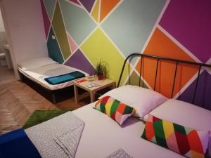 Un ou plusieurs lits dans un hébergement de l'établissement Budapest Party Hostel at Udvarom