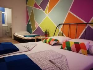 Un ou plusieurs lits dans un hébergement de l'établissement Budapest Party Hostel at Udvarom