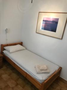 מיטה או מיטות בחדר ב-Porto Hydra