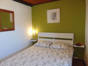 塞爾韋拉新鎮的住宿－Casas da Loureira - Casa do Pote，一间卧室设有一张床和绿色的墙壁