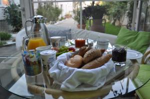 a glass table with a basket of food on it at Gästezimmer Resi in Illmitz