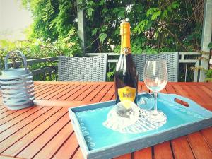 a bottle of wine and a glass on a picnic table at Ferienwohnung Strandläufer in Kühlungsborn