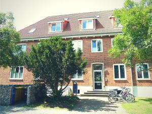 ein Haus mit zwei Fahrrädern davor geparkt in der Unterkunft Ferienwohnung Strandläufer in Kühlungsborn